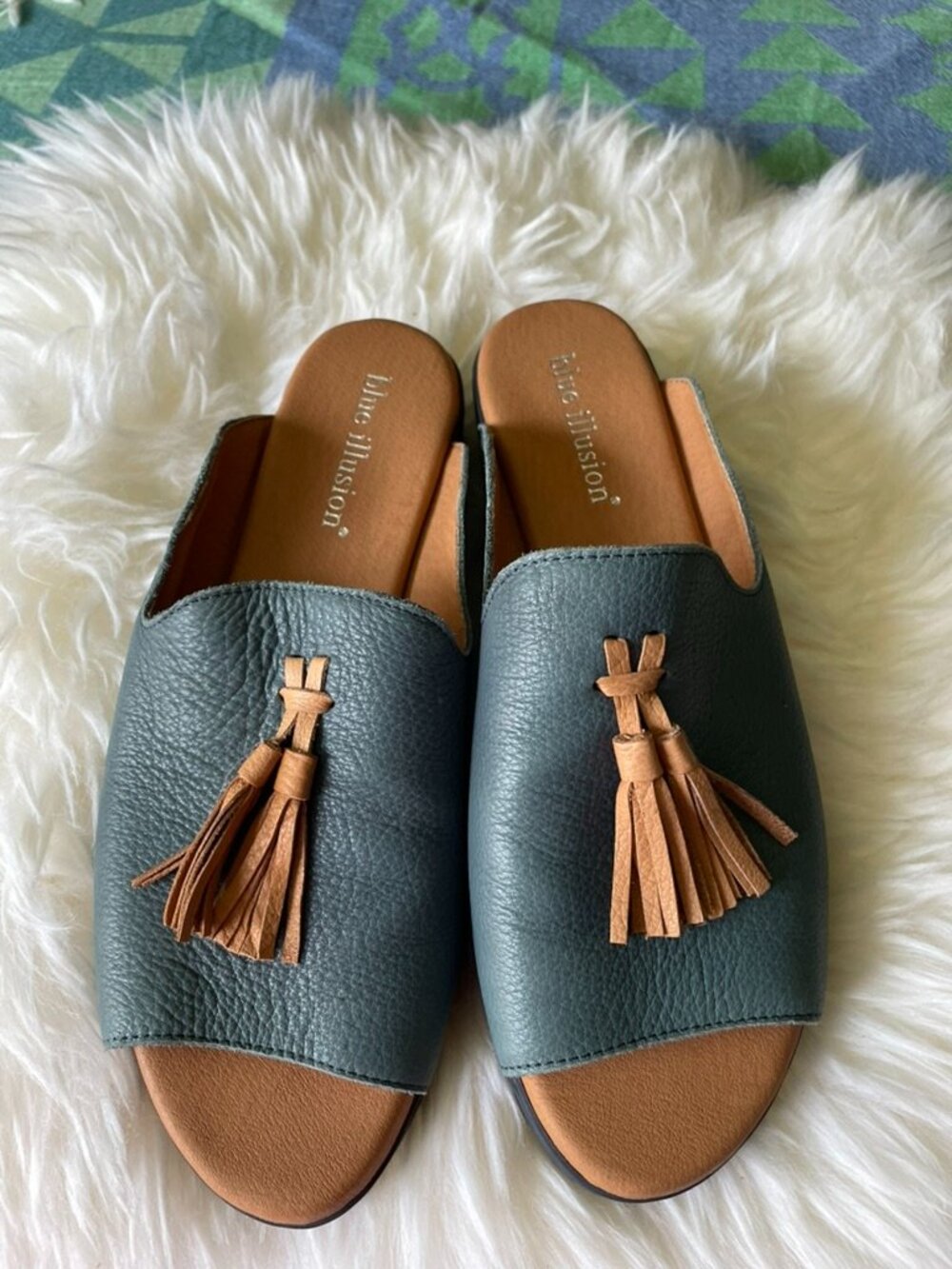 BLUE ILLUSION Blue and Tan Moc/Slides from Australia